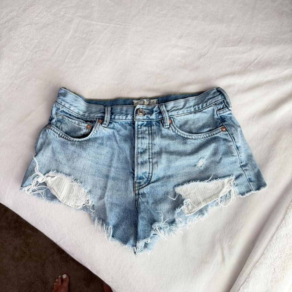 Free People We The Free Distressed Blue Denim Shorty Shorts Women's Size 27